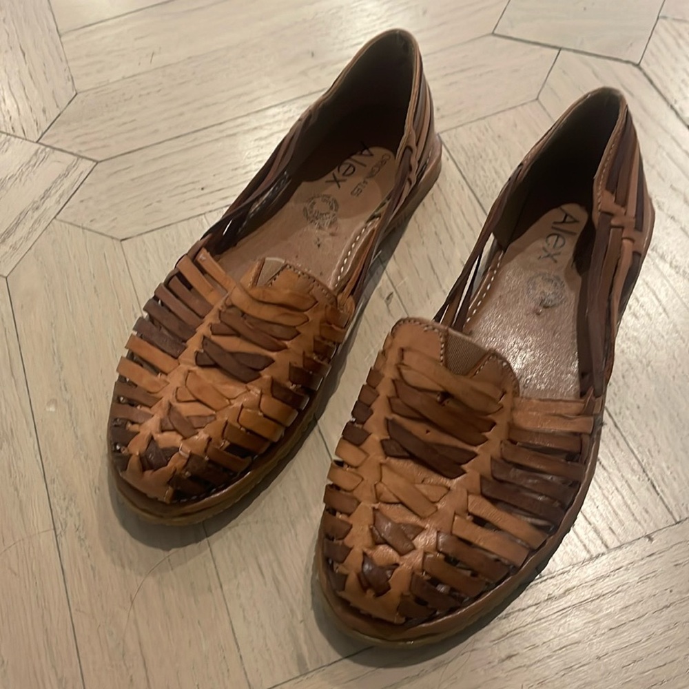 Like New leather huarache sandals. Size 6. Made in Mexico